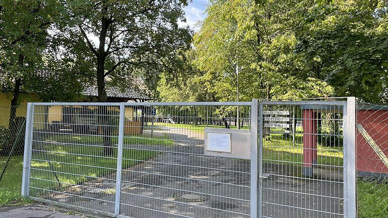 Der Blick auf das Sportgelände des TSV Brendlorenzen. Nach einem kurzen Intermezzo steht das Sportheim des Vereins schon wieder leer.&nbsp;