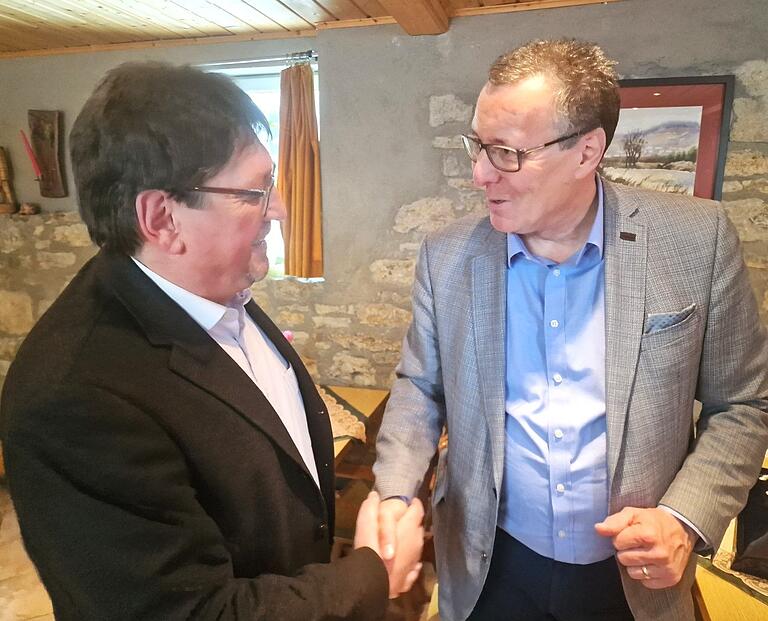 Bürgermeister Jürgen Götz gratuliert dem neuen Obmann der Gadheimer Feldgeschworenen, Johannes Römert. Bürgermeister Jürgen Götz gratuliert dem neuen Obmann der Gadheimer Feldgeschworenen, Johannes Römert.