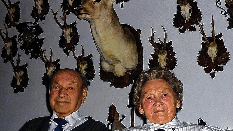 65 Jahre verheiratet: Bis vor einigen Jahren ging Rudolf Günder noch zur Jagd, wie die vielen Trophäen im Wohnzimmer zeigen. Bei den Sonntagsausflügen zur Jägerhütte im Altreichtal ging auch Ehefrau Traudl mit.