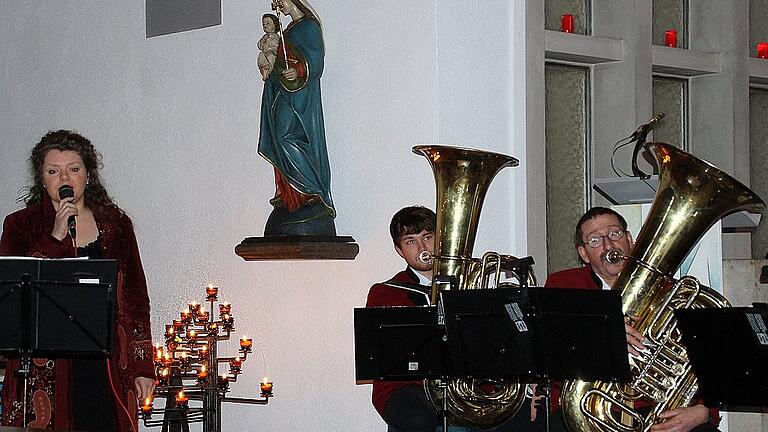 Sängerin Anja Schwaab bereicherte das Benefizkonzert, das der Musikverein Schwebheim für die neu renovierte Kirche in Weyer gab. Sängerin Anja Schwaab bereicherte das Benefizkonzert, das der Musikverein Schwebheim für die neu renovierte Kirche in Weyer gab.