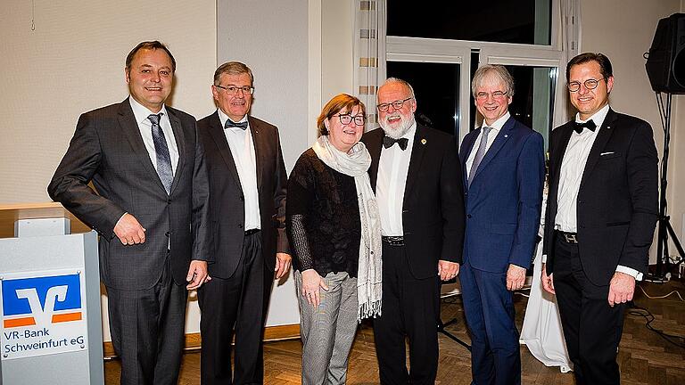 Bei einer Feierstunde wurden die Verdienste von Peter Oppolzer (Bildmitte mit Frau Ingrid) für die VR-Bank von Bernhard Kröner und Wolfgang Schech (von links) sowie von Frank Hefner und Rainer Wiederer (von rechts) gewürdigt.