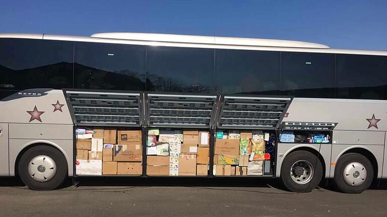 Vollgepackt mit Sachspenden fuhr der Reisebus an die ungarisch-ukrainische Grenze.