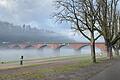 Nebel lag dieser Tage über dem Main in Marktheidenfeld. Die alte Mainbrücke gilt wie die sehr ähnlich gebaute Brücke in Lohr als Nadelöhr der Mainschifffahrt.