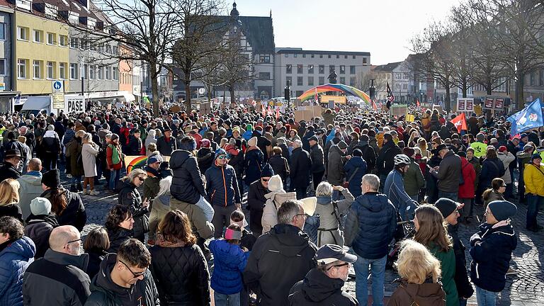 Eine parteiübergreifende Initiative ruft für Samstag zu einer Kundgebung gegen Rechtsextremismus auf dem Marktplatz in Gerolzhofen auf.  Nach der Schweinfurter Großdemonstration am vergangenen Wochenende (im Bild) ist es die nächste derartige Aktion im Landkreis. Die Organisatoren rechnen mit etwa 300 Teilnehmenden.