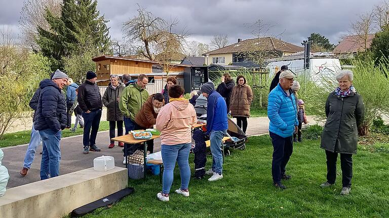 Stand mit Kaffee und Kuchen und Bildern zum Ausmalen