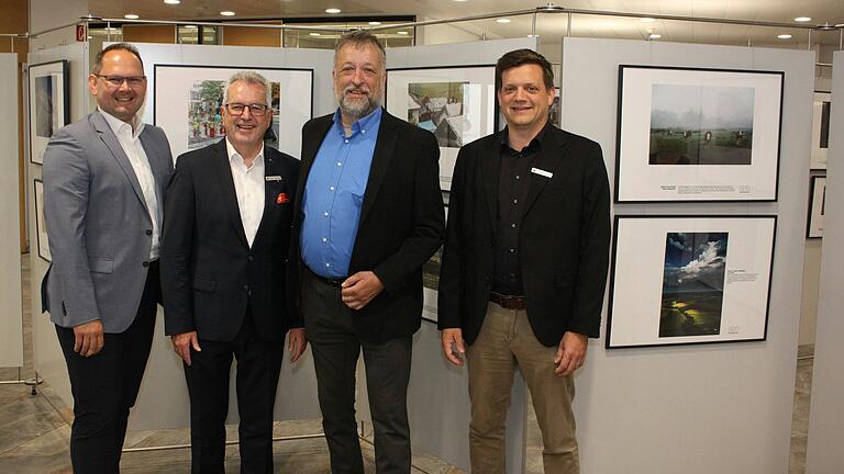 40 preisgekrönte Pressefotos des Jahres 2023 aus Bayern zeigt eine Wanderausstellung des Bayerischen Journalistenverbandes in der Karstadter Sparkassen-Filiale. Bei der Eröffnung freuten sich (von links) Bürgermeister Michael Hombach, Sparkassengebietsdirektor Peter Schmitt, Michael Busch vom Bayerischen Journalistenverband und Abteilungsleiter Kommunikation Stefan Hebig über die beeindruckenden Aufnahmen.