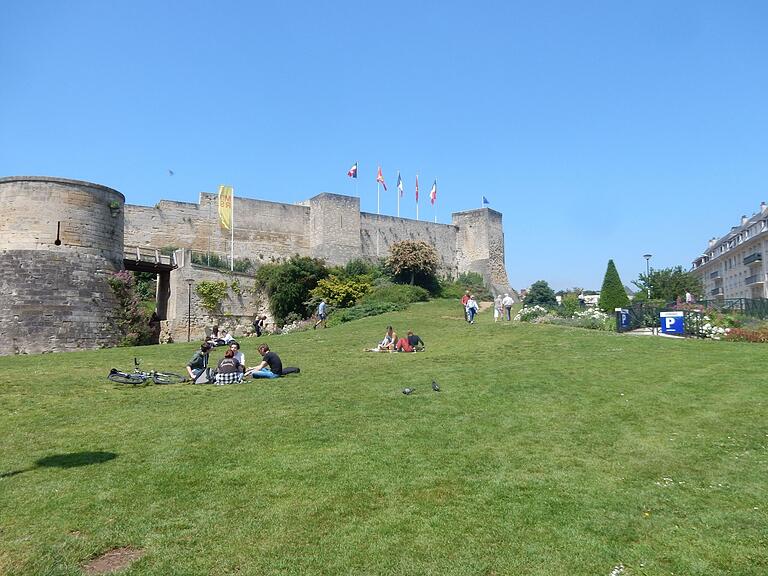 Wilhelm der Eroberer (1027-1087) machte Caen zur Residenzstadt. Auf einem Felsen errichtete er eine normannische Festung, deren Mauern bis heute das Stadtzentrum von Caen beherrschen. Unter der grünen Wiese vor dem Schloss hat man in den 1990er Jahren ein Parkhaus 'versteckt', mitten im Stadtzentrum von Caen, gegenüber der Kirche St. Pierre. Wilhelm der Eroberer (1027-1087) machte Caen zur Residenzstadt. Auf einem Felsen errichtete er eine normannische Festung, deren Mauern bis heute das Stadtzentrum von Caen beherrschen. Unter der grünen Wiese vor dem Schloss hat man in den 1990er Jahren ein Parkhaus 'versteckt', mitten im Stadtzentrum von Caen, gegenüber der Kirche St. Pierre.