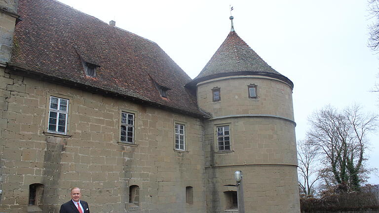 Bald Traumhochzeiten auf Schloss Frankenberg?       -  Schloss Frankenberg im Dornröschenschlaf? Im Gegenteil, sagt Eigentümer Peter Löw (im Bild) der die Anlage bei Weigenheim bis 2018 für zehn Millionen Euro ausbauen will, zum Beispiel für Traumhochzeiten. Seine Pläne sind genehmigt, die neue Kelterhalle ist bereits fertig.