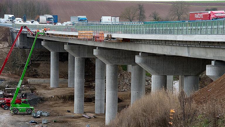 Letzter Schliff für die neue Autobahnbrücke bei Schraudenbach: Am Montag rollen dort die ersten Fahrzeuge.