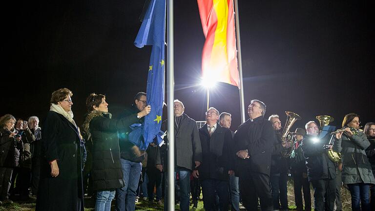 Der historische Augenblick: Bürgermeister Georg Götz (Dritter von links) holt die Europafahne ein, um sie, versehen mit Trauerflor, erneut zu hissen.