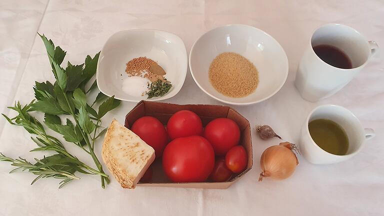 Aus diesen Zutaten entsteht unser leckeres Tomaten-Relish - auf dass der Sommer im Glas nie zuende geht! Aus diesen Zutaten entsteht unser leckeres Tomaten-Relish - auf dass der Sommer im Glas nie zuende geht!