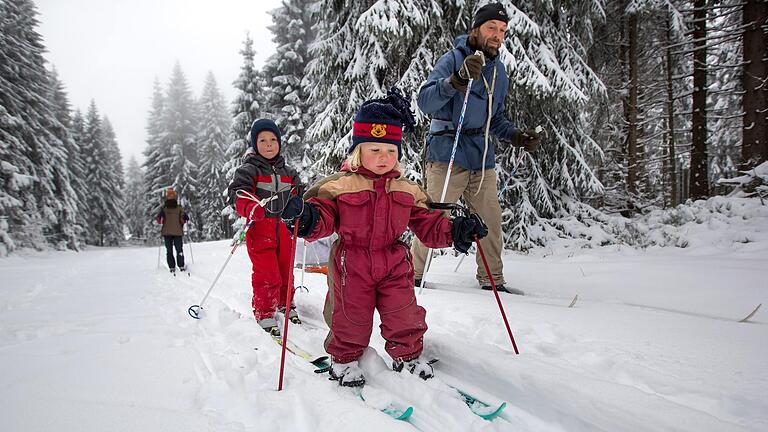 Der Rennsteig in Thüringen ist ein Wintersportparadies außerhalb der Alpen. Familie wie hier auf diesem Symbolbild dürfen gegenwärtig gemeinsam im Freien Sport treiben. Weil viele Tagestouristen aber die Kontaktbeschränkungen verletzen, appellieren Kommunalpolitiker an die Vernunft der Menschen.