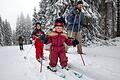 Der Rennsteig in Thüringen ist ein Wintersportparadies außerhalb der Alpen. Familie wie hier auf diesem Symbolbild dürfen gegenwärtig gemeinsam im Freien Sport treiben. Weil viele Tagestouristen aber die Kontaktbeschränkungen verletzen, appellieren Kommunalpolitiker an die Vernunft der Menschen.