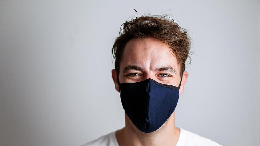 Mehr als 95 Prozent der Aerosole filtert die 'Livinguard Pro Mask' nach Angaben des Herstellers aus der Luft. Trotzdem sind die Masken nicht einer FFP2-Maske gleichzustellen, so hat das Würzburger Verwaltungsgericht entschieden.  Symbolfoto: Obs/Livinguard Ag       -  Mehr als 95 Prozent der Aerosole filtert die 'Livinguard Pro Mask' nach Angaben des Herstellers aus der Luft. Trotzdem sind die Masken nicht einer FFP2-Maske gleichzustellen, so hat das Würzburger Verwaltungsgericht entschieden.  Symbolfoto: Obs/Livinguard Ag