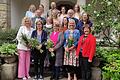 Zehn Frauen und Männer absolvierten an der Hauswirtschaftsschule in Bischofsheim die Ausbildung zur Fachkraft für Ernährung und Haushaltsführung. Mit auf dem Bild Schulleiterin Christina Weber-Hoch (vorne rechts), Oliver Kröner (Leiter des Amts für Ernährung, Landwirtschaft und Forsten, hintere Reihe in der Mitte) sowie die Lehrerinnen (hintere Reihe von links) Barbara Hein-Praag, Jana Wagenländer, Annegret Scheublein und Lisa Lang.