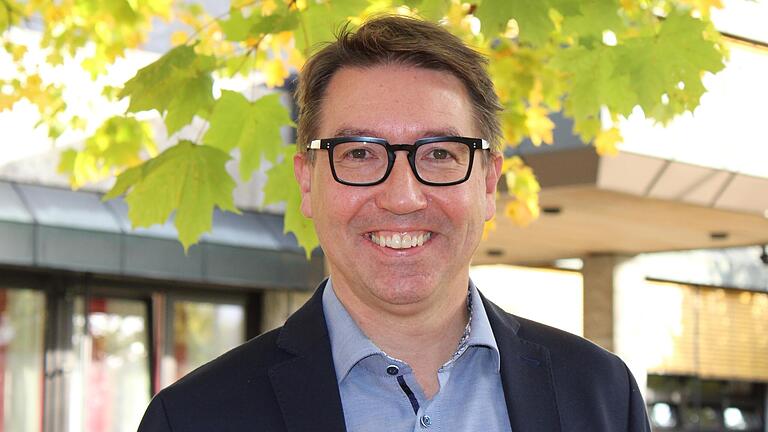 Christian Dahl leitet die Wirtschaftsschule (im Hintergrund) und die Fach- und Berufsoberschule in Bad Neustadt. Eigentlich hatte es ihn zur See gezogen. Christian Dahl leitet die Wirtschaftsschule (im Hintergrund) und die Fach- und Berufsoberschule in Bad Neustadt. Eigentlich hatte es ihn zur See gezogen.