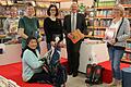 Auf dem Bild (von links): Akiko Degering (Mitarbeiterin), Diana Hartmann (Mitarbeiterin), Büchereileiterin Corina Kölln, Bürgermeister Roland Schmitt, Ines Schüll (Mitarbeiterin) und hinten Martina Sprenger (Mitarbeiterin).