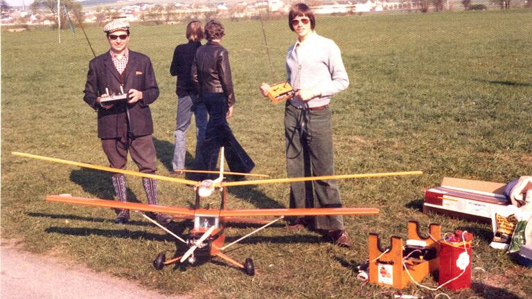 Bevor das Gelände am Altenberg erworben wurde, fand der Modellfug in den Saalewiese statt. Auf dem Foto ist das Gründungsmitglied Karl Kunert mit seinem Sohn Andreas zu sehen. Bevor das Gelände am Altenberg erworben wurde, fand der Modellfug in den Saalewiese statt. Auf dem Foto ist das Gründungsmitglied Karl Kunert mit seinem Sohn Andreas zu sehen.
