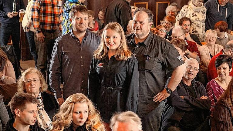 Premiere 5. „Dadord Würzburch“ mit dem Titel „Schein und Sein“       -  Darsteller Gerald Schneider alias Kommissar Gerald Rabe (von links), Regisseurin Franziska Kneißl und Produzent und Darsteller Christian Kelle zeigten sich am Samstag bei der Premiere des  fünften &bdquo;Dadord Würzburch&ldquo; mit dem Titel &bdquo;Schein und Sein&ldquo;  im ausverkauften Saal des Hofbräukellers in Würzburg.