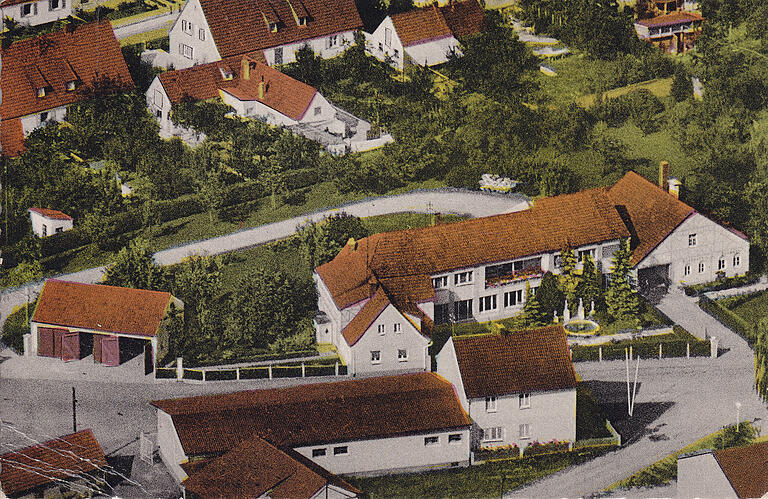 Luftaufnahme aus dem Gemeindearchiv: Anwesen des Burkarts-Brunnen mit Springbrunnen vor dem Haus