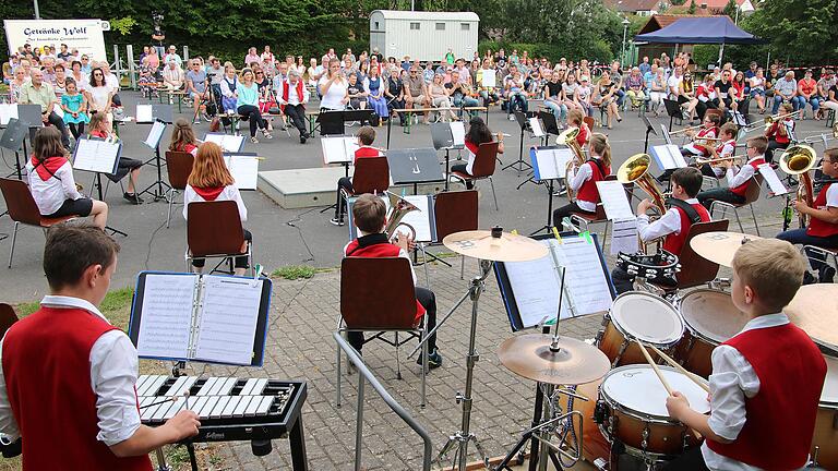 Die Freude, endlich wieder gemeinsam musizieren zu können, war den 'Kleinen Künstler' unter Leitung von Caroline Schnarr besonders anzumerken bei der Sommerserenade der 'Freunde der Musik Hettstadt'. Die Freude, endlich wieder gemeinsam musizieren zu können, war den 'Kleinen Künstler' unter Leitung von Caroline Schnarr besonders anzumerken bei der Sommerserenade der 'Freunde der Musik Hettstadt'.