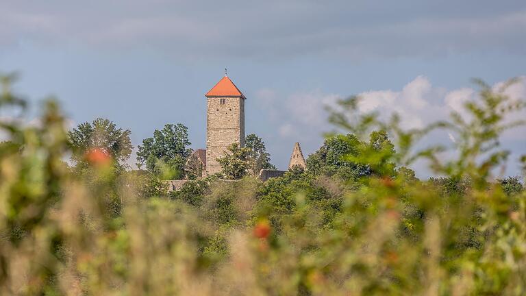 Höhepunkt der Wanderung ist die markante Ruine der Lichtenburg, dem Wahrzeichen Ostheims. Der Burgturm ist noch gut erhalten und man hat von ihm einen tollen Ausblick in die Rhön. Höhepunkt der Wanderung ist die markante Ruine der Lichtenburg, dem Wahrzeichen Ostheims. Der Burgturm ist noch gut erhalten und man hat von ihm einen tollen Ausblick in die Rhön.