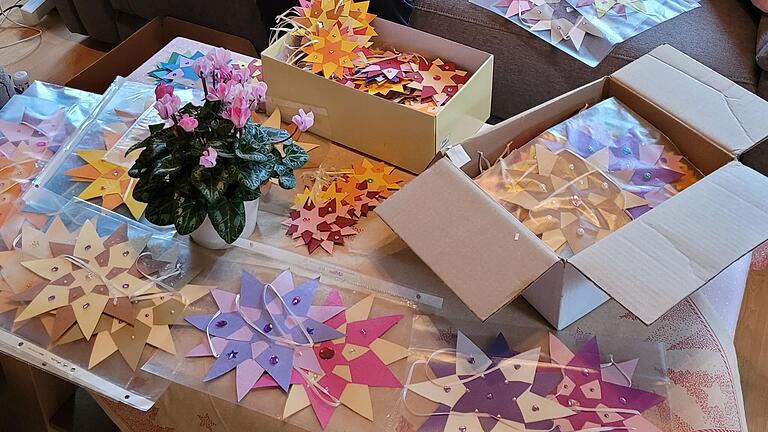 Melitta Beck bastelt Sterne in drei verschiedenen Größen. In Klarsichtfolie und Kartons verpackt, machen sich die Bastelarbeiten dann auf den Weg zum Nürnberger Christkindlesmarkt. Melitta Beck bastelt Sterne in drei verschiedenen Größen. In Klarsichtfolie und Kartons verpackt, machen sich die Bastelarbeiten dann auf den Weg zum Nürnberger Christkindlesmarkt.
