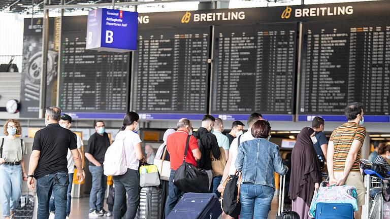 Passagiere       -  Beim Travel Safety Index 2023 wurden die 50 beliebtesten Reiseziele genauer unter die Lupe genommen.