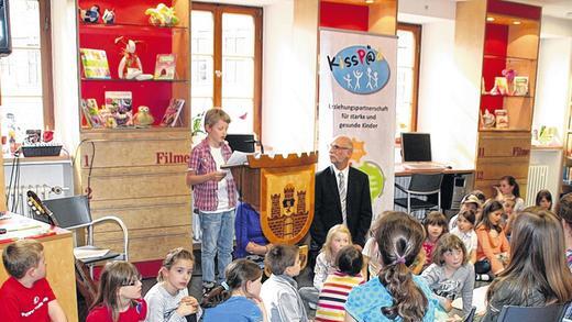 Schriftstellernachwuchs: Wenn junge Autoren lesen, muss sogar der Oberbürgermeister auf dem Boden Platz nehmen.