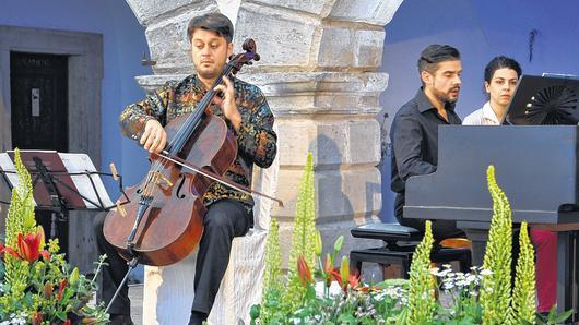 Den zweiten Sonatenabend im Rahmen des 10. Internationalen Kammermusikfestivals unter der Schirmherrschaft von Bürgermeister Holger Baunacher gestalteten unter anderem der Cellist Eliah Sakakushev, künstlerischer Leiter des Festivals, und  der Pianist José Gallardo.