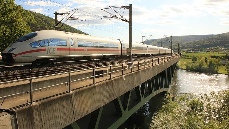 Über die »Nantenbacher Kurve« rollen seit 1994 Züge. Sie schlägt auf der ICE-Strecke Würzburg-Frankfurt bei Neuendorf den Bogen über den Main.