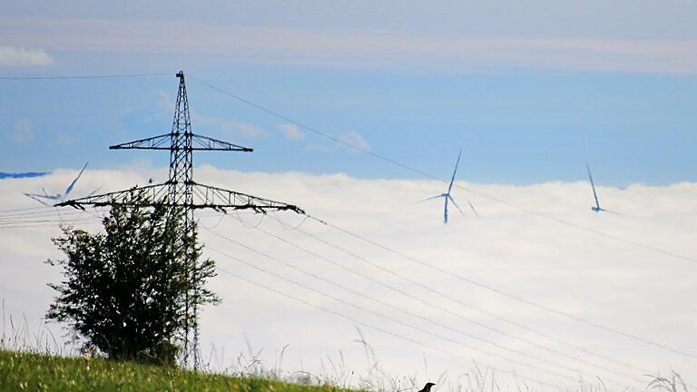 Von der Platzer Kuppe aus bietet sich der Blick auf Windkraftanlagen im Nebel.  45 Windräder sind im Landkreis Bad Kissingen in Betrieb oder geplant, etwa 50 weitere werden laut Fell noch benötigt.       -  Von der Platzer Kuppe aus bietet sich der Blick auf Windkraftanlagen im Nebel.  45 Windräder sind im Landkreis Bad Kissingen in Betrieb oder geplant, etwa 50 weitere werden laut Fell noch benötigt.