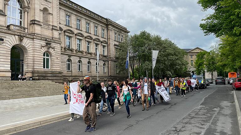 Am Freitagnachmittag zogen rund 35 Demonstranten von 'End Fossil Würzburg' und Fridays for Future von der Uni am Hubland in die Innenstadt.