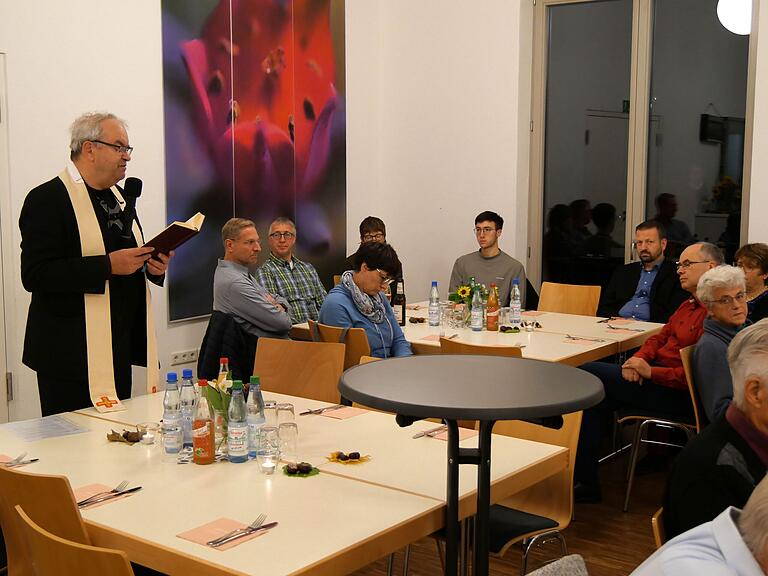 Pfarrer Helmut Rügamer segnete beim Helferessen der Pfarrgemeinde St. Laurentius in Unterpleichfeld die neue Photovoltaikanlage auf dem Dach des Pfarrheims. Pfarrer Helmut Rügamer segnete beim Helferessen der Pfarrgemeinde St. Laurentius in Unterpleichfeld die neue Photovoltaikanlage auf dem Dach des Pfarrheims.
