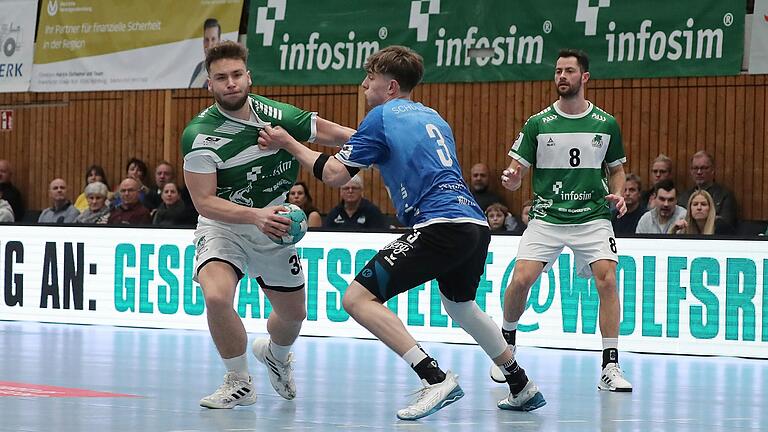 Textiltest: Fynn Hofele (Mitte) vom VfL Pfullingen zerrt am Trikot des Würzburgers Michel Reitemann (links), dessen Teamkollege Dominik Schömig (rechts) das Treiben beobachtet.