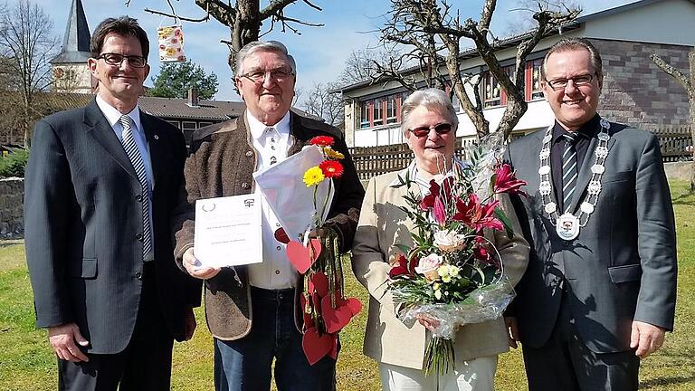 Nordheims Altbürgermeister Rudi Dietz feierte am Freitag 80. Geburtstag. Neben Ehefrau Paula gratulierten der stellvertretende Landrat Hans-Peter Suckfüll (links) und Bürgermeister Thomas Fischer (rechts).