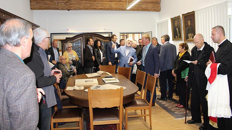 Weil der Platz im Lesesaal des Archivs nicht für alle reichte, fand die feierliche Eröffnung im Bauamtshof vor dem renovierten Gebäude des Dompropsts statt.