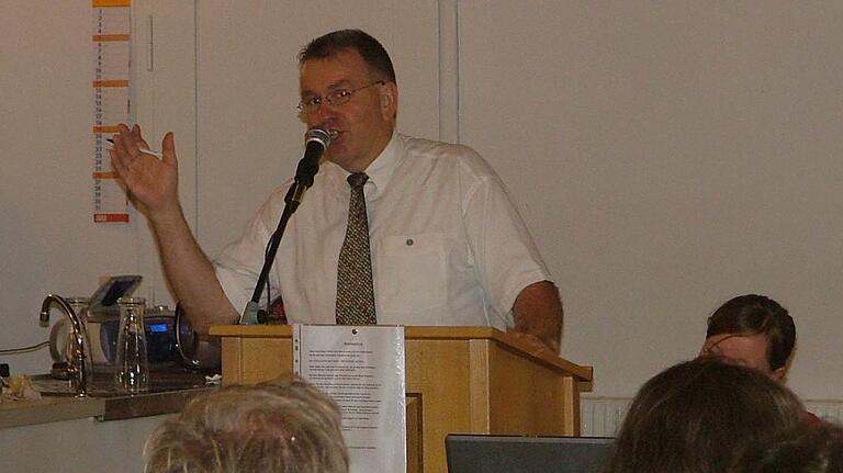 'Zum Ersten, zum Zweiten und zum ... Dritten!' Klaus Emmerling sorgte einst als Auktionator für Heiterkeit im Publikum. Das Inventar aus dem Hammelburger Kolpingheim kam nämlich im Juli 2009 unter den Hammer, weil das Gebäude abgerissen wurde. 'Zum Ersten, zum Zweiten und zum ... Dritten!' Klaus Emmerling sorgte einst als Auktionator für Heiterkeit im Publikum. Das Inventar aus dem Hammelburger Kolpingheim kam nämlich im Juli 2009 unter den Hammer, weil das Gebäude abgerissen wurde.