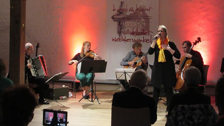 'Hot & Cool' verzauberten die Besucher bei ihrem Gastspiel im 'Kloster Wechterswinkel' mit Tango- und Klezmermusik. Von links: Rainer Schwander, Laura, Bernhard und Claudia von der Goltz sowie Uwe Schachner. 'Hot & Cool' verzauberten die Besucher bei ihrem Gastspiel im 'Kloster Wechterswinkel' mit Tango- und Klezmermusik. Von links: Rainer Schwander, Laura, Bernhard und Claudia von der Goltz sowie Uwe Schachner.