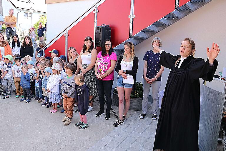 Pfarrerin Sonja von Aschen beim Gottesdienst zur Einweihung der Kita.