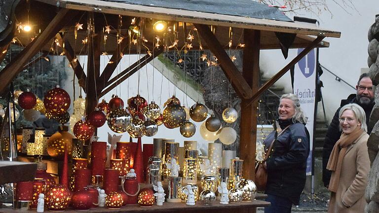 Die Rödelseer Christkindles-Werkstätten rund um das Schloss Crailsheim sind Anziehungspunkt für Menschen aus nah und fern. Die Rödelseer Christkindles-Werkstätten rund um das Schloss Crailsheim sind Anziehungspunkt für Menschen aus nah und fern.