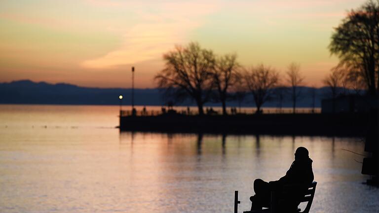 Mann am Ufer des Bodensees       -  In Deutschland leben deutlich mehr Menschen allein als in anderen EU-Staaten (Symboldbild).