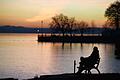 Mann am Ufer des Bodensees       -  In Deutschland leben deutlich mehr Menschen allein als in anderen EU-Staaten (Symboldbild).