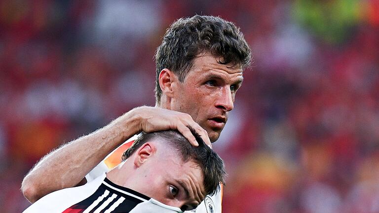 Euro 2024: Spanien - Deutschland       -  Thomas Müller tröstet Florian Wirtz nach dem EM-Aus.