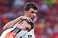 Euro 2024: Spanien - Deutschland       -  Thomas Müller tröstet Florian Wirtz nach dem EM-Aus.