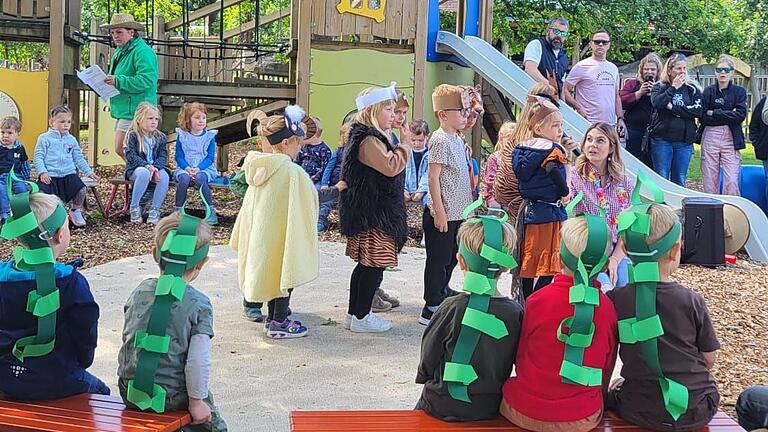 Das Foto zeigt die Aufführung der Kinder beim Kindergartenfest.