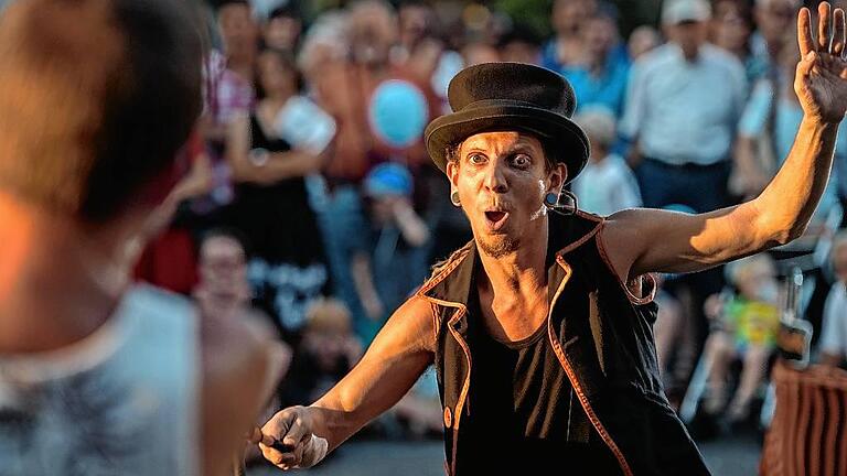 Dan Marques STRAMU am Samstag       -  Zahlreiche Musiker und Artisten sind am Wochenende in der Würzburger Innenstadt aufgetreten. Trotz Temperaturen jenseits der 30 Grad waren auch bei der 13. Auflage des Festivals von Beginn an alle Auftritte sehr gut besucht.