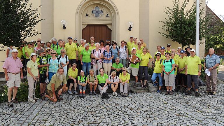 Gruppenbild vor dem Aufbruch zur Wanderung durch die Hesselbacher Flur: Die Montagswanderer und die Rennsteigwander aus Suhl. Gruppenbild vor dem Aufbruch zur Wanderung durch die Hesselbacher Flur: Die Montagswanderer und die Rennsteigwander aus Suhl.