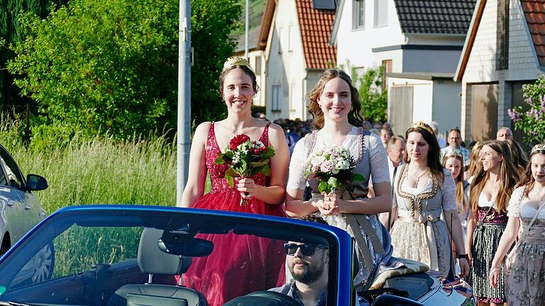 Im offenen Wagen und mit einem Festzug wurden die scheidende Karlburger Weinprinzessin Loraine Hock (links) und ihre Nachfolgerin Teresa Lamprecht zur Krönung in die Karolinger Halle gefahren.