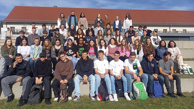 Schülerinnen und Schüler der 10. Jahrgangsstufe zusammen mit den begleitenden Lehrkräften Karolina König und Sebastian Michel vor dem Bildungszentrum der KZ-Gedenkstätte Flossenbürg.